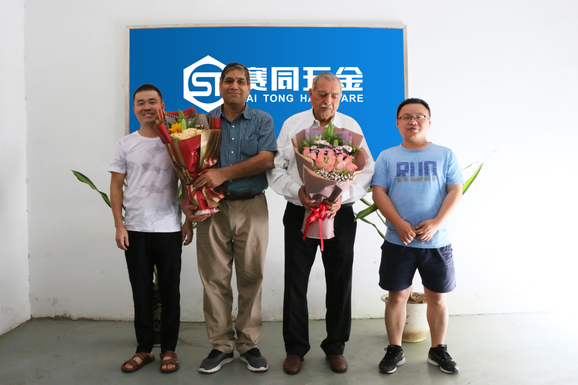 1560069317488945.jpg 印度客戶合照1.jpg